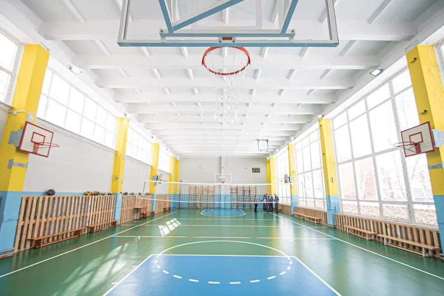 Фото В новосибирской школе № 63 отремонтировали спортзал 2